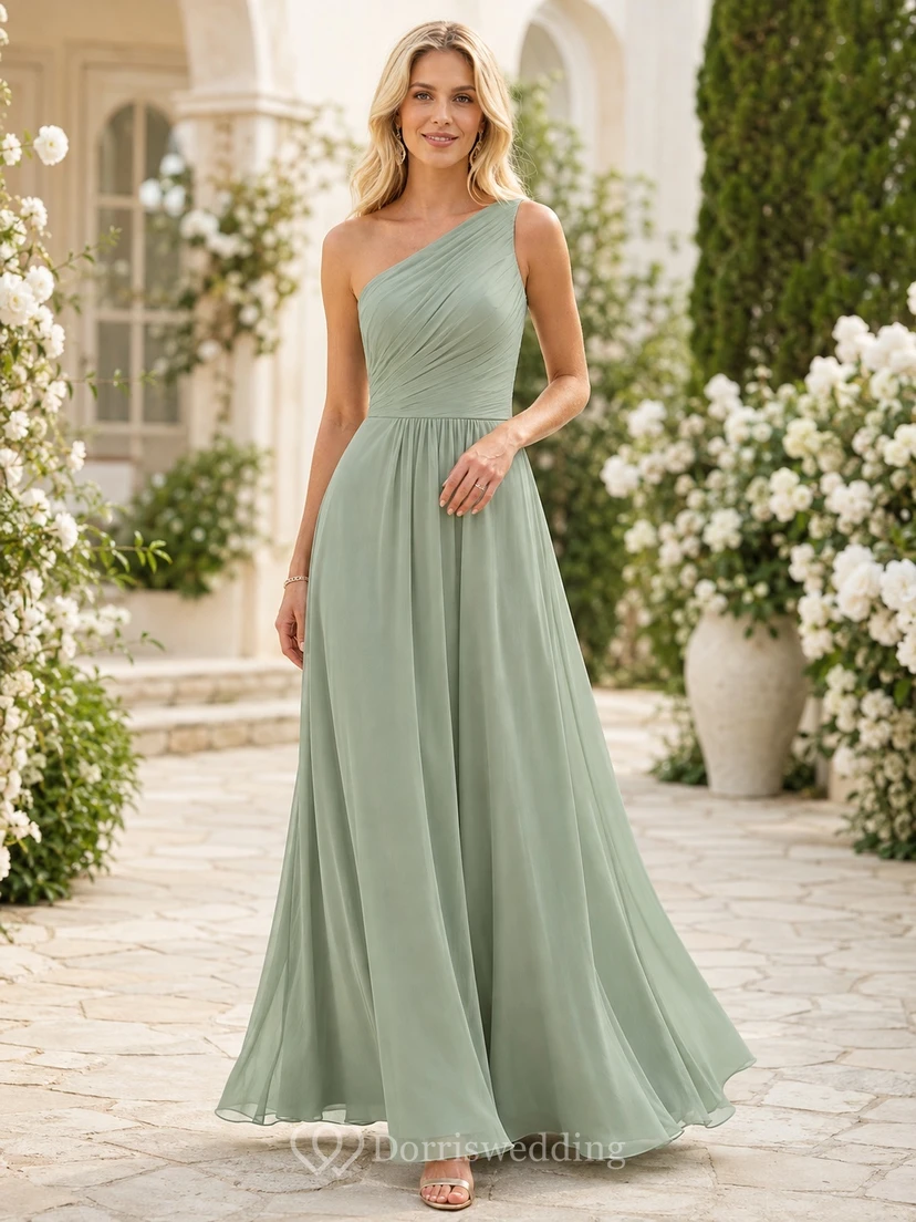 Robe de demoiselle d'honneur plissée, asymétrique, sans manches, en mousseline de soie couleur sauge, coupe trapèze, longueur au sol.