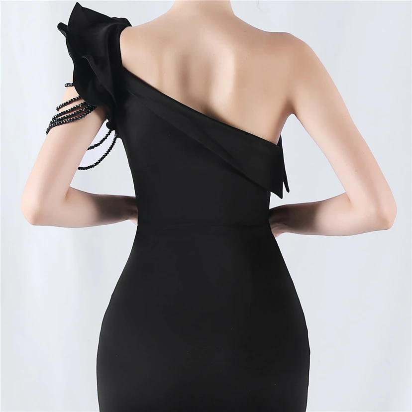 Vestido de noche con cuello oblicuo, hombros con estampado de hojas de loto, bordado artesanal y diamantes, ideal para la celebración de la reunión anual. view 47
