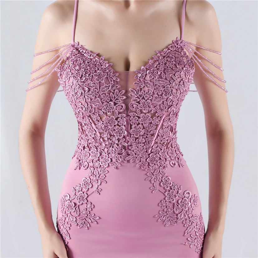 Robe de soirée à col montant en dentelle et perles, ornée d'un gilet à chevrons et d'un haut en dentelle. view 48