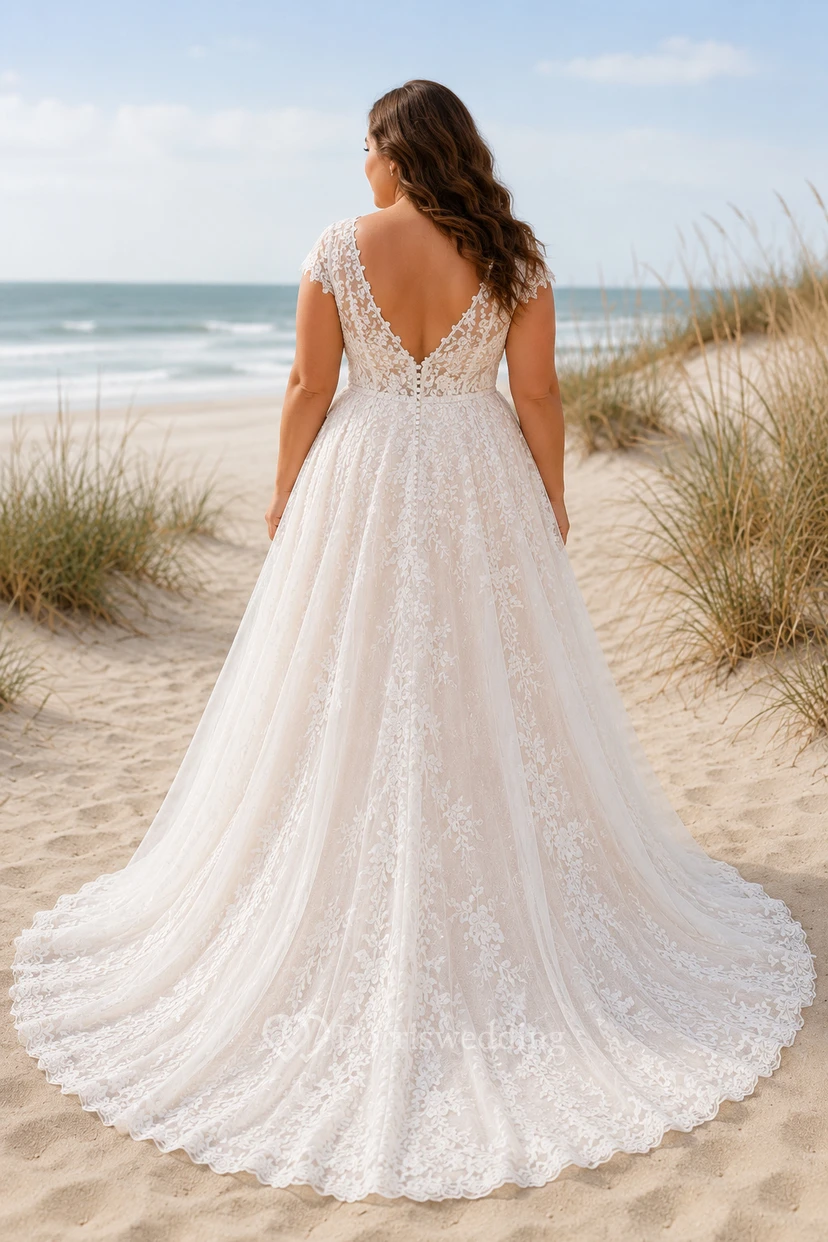 Robe de mariée de plage grande taille en dentelle et tulle, coupe trapèze, col en V et bretelles view 2