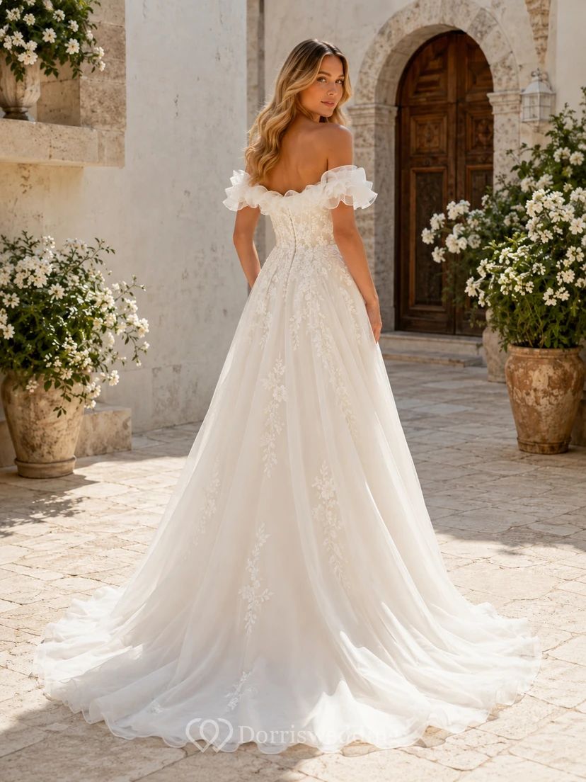 Robe de mariée romantique à épaules dénudées, volants, dentelle florale, coupe trapèze et traîne courte, en dentelle florale. view 2