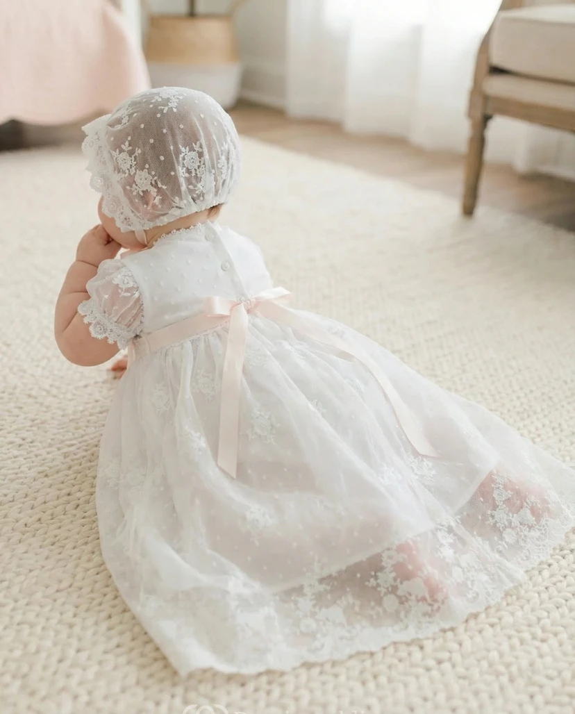 Vestido blanco de niña de las flores con gorro de encaje y falda de bautizo de tul. view 2