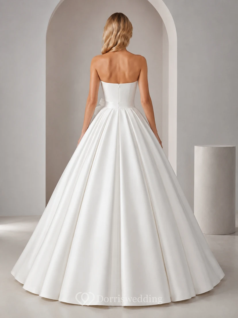 Robe de bal blanche simple sans bretelles en satin avec nœud et plis view 2