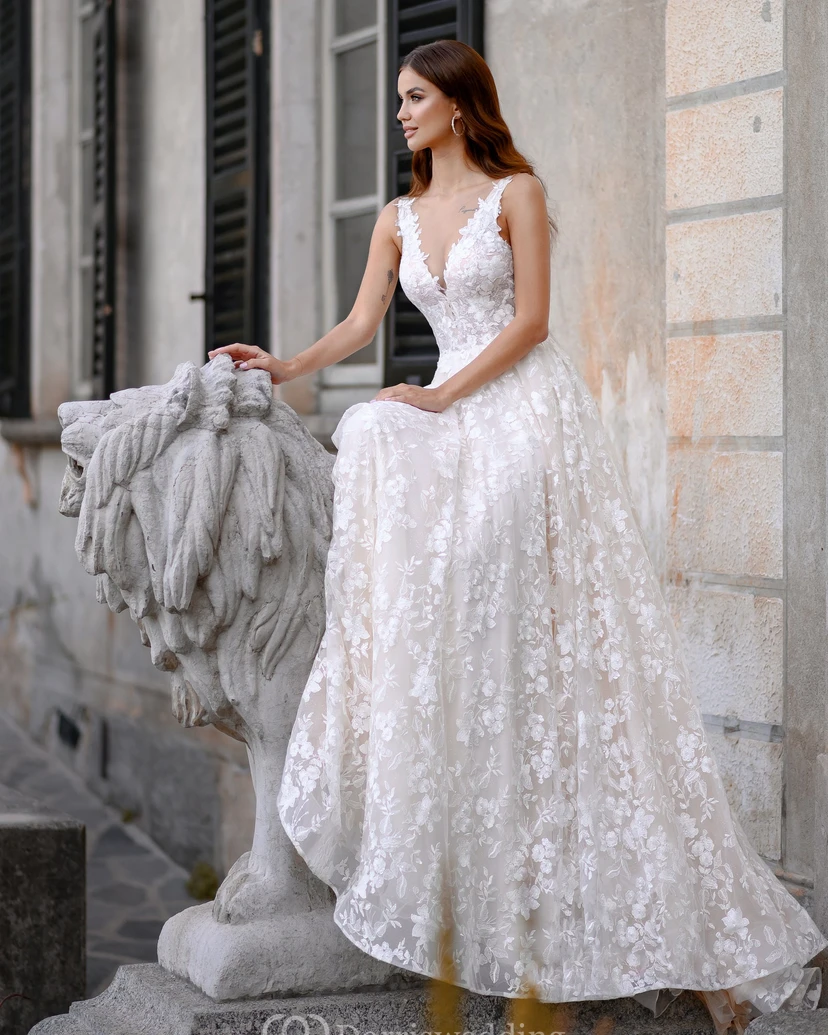 Robe de mariée en dentelle, col V, sans manches, ornée d'appliqués et d'une découpe en forme de goutte view 2