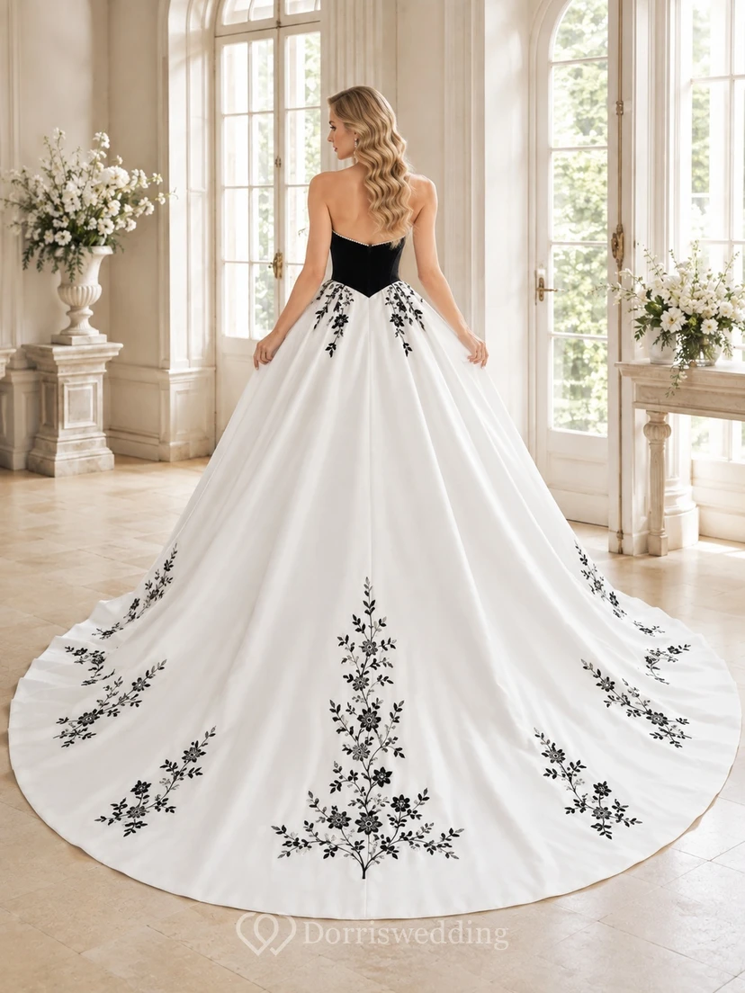 Schwarzes, trägerloses Ballkleid aus Satin mit floralen Applikationen und Schleppe – Brautkleid für festliche Anlässe view 2