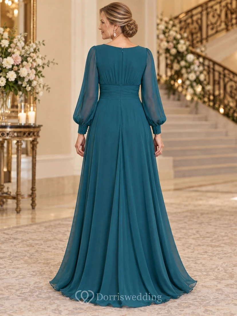 Vestido de gasa color verde azulado para la madre de la novia, corte imperio, largo hasta el suelo, escote barco, manga larga y volantes en cascada. view 2