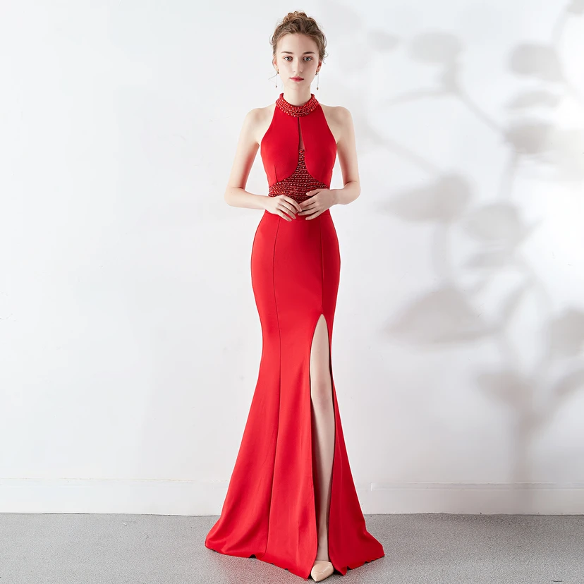 Robe de mariée longue rouge à traîne et col halter, style automne, pour un banquet de mariage ou une soirée. view 35