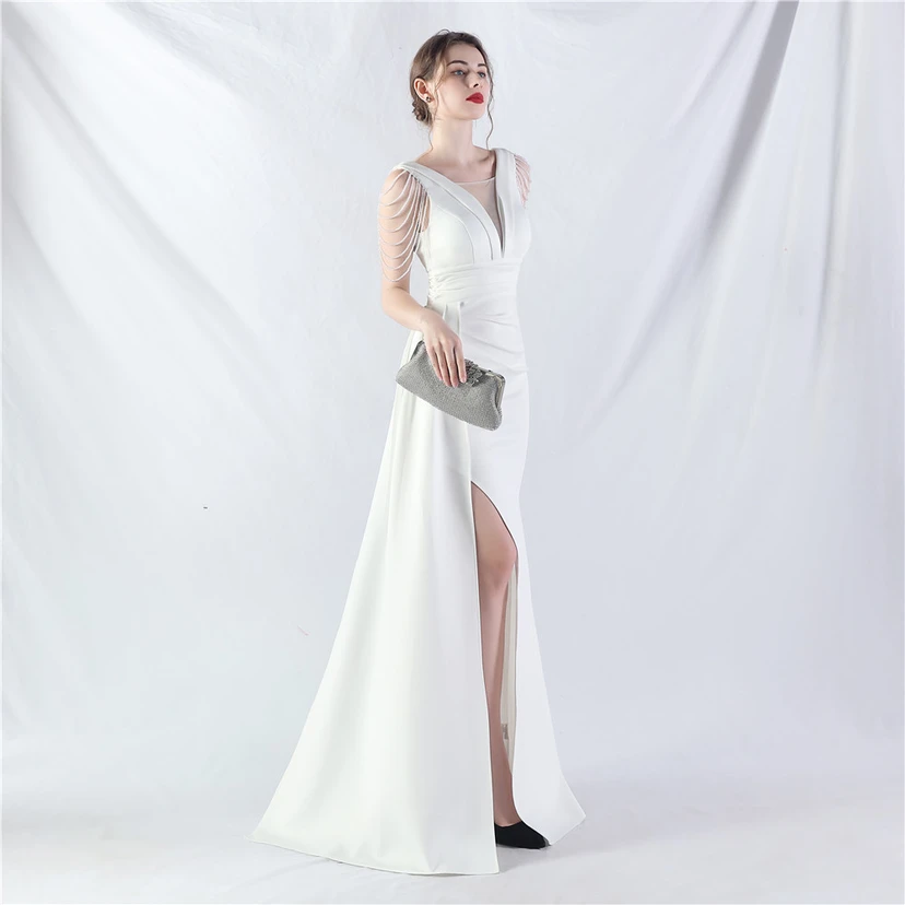 Ein Abendkleid aus insgesamt 8 Farben, gefertigt mit aufwendiger Satinfalttechnik und Perlenstickerei. view 59