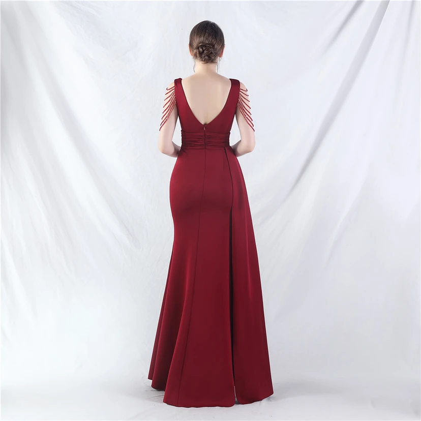 Ein Abendkleid aus insgesamt 8 Farben, gefertigt mit aufwendiger Satinfalttechnik und Perlenstickerei. view 42
