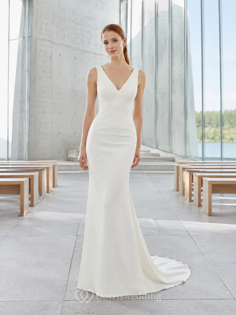 Minimalistisches Brautkleid aus Crêpe mit V-Ausschnitt und modernem Kapellen-Schnitt