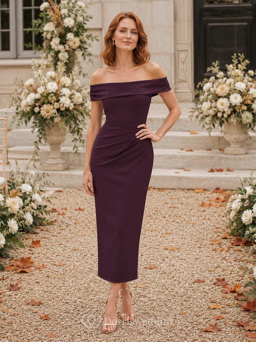 Vestido de noche de satén color ciruela con hombros descubiertos y largo hasta la rodilla para invitada