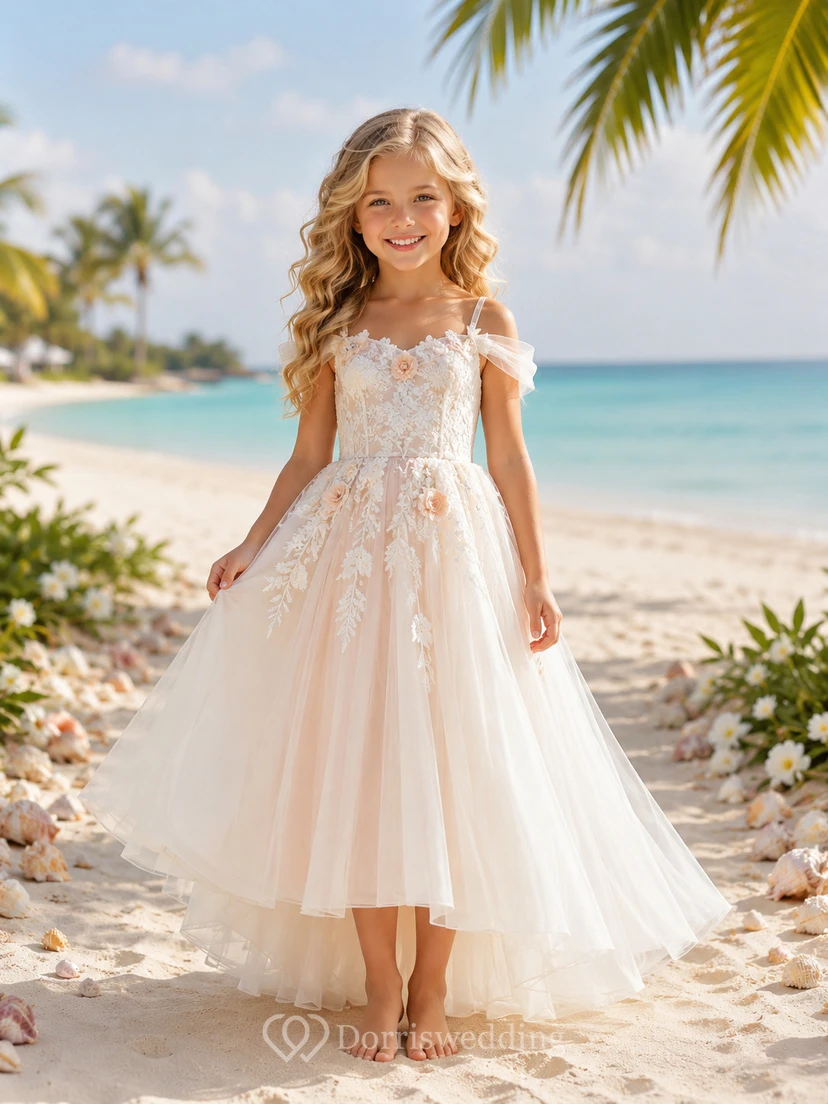 Blumenmädchenkleid aus perlmuttrosa Spitze und Tüll, A-Linie, kurze Ärmel, Rundhalsausschnitt, bodenlang, mit floralen Applikationen