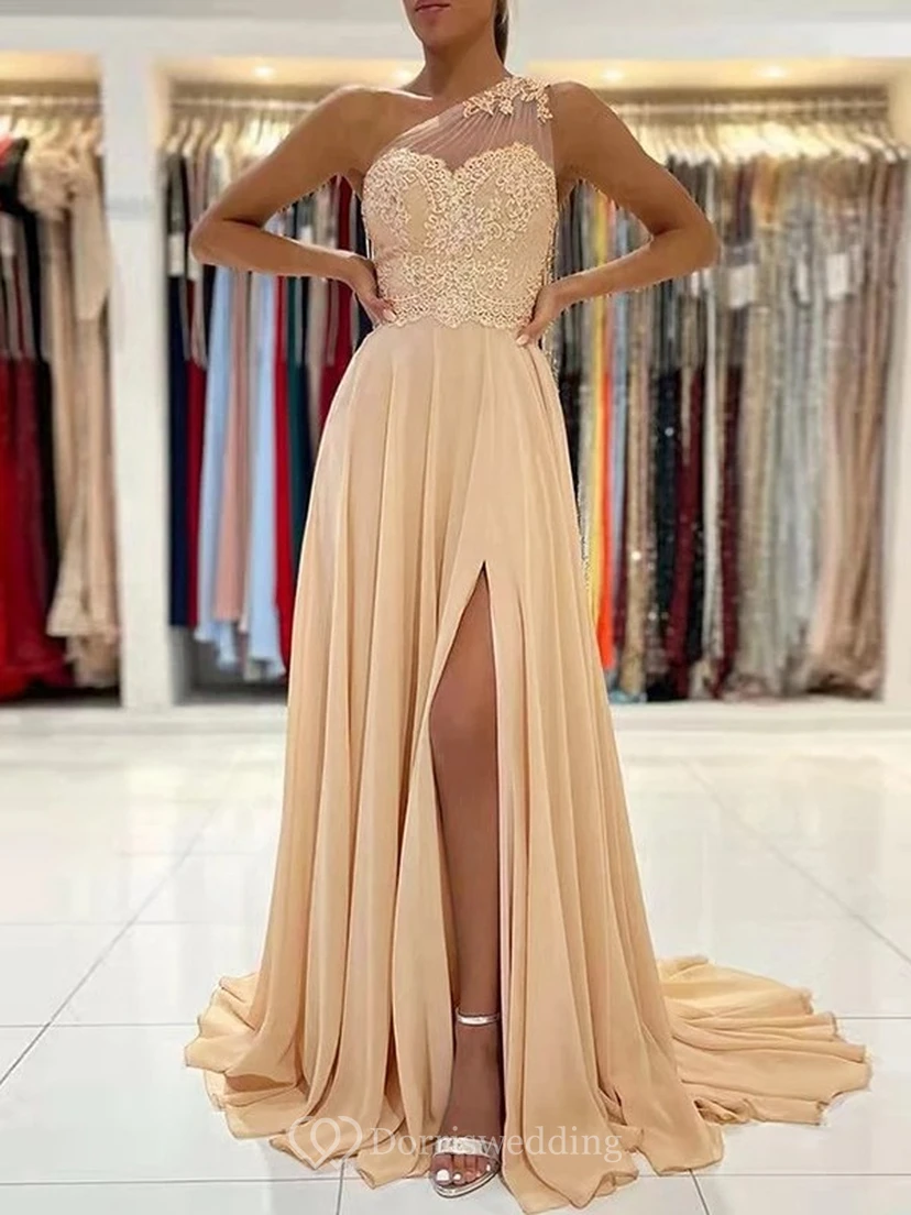 Lässiges, ärmelloses Chiffonkleid mit einem Schulterträger und vorderem Schlitz