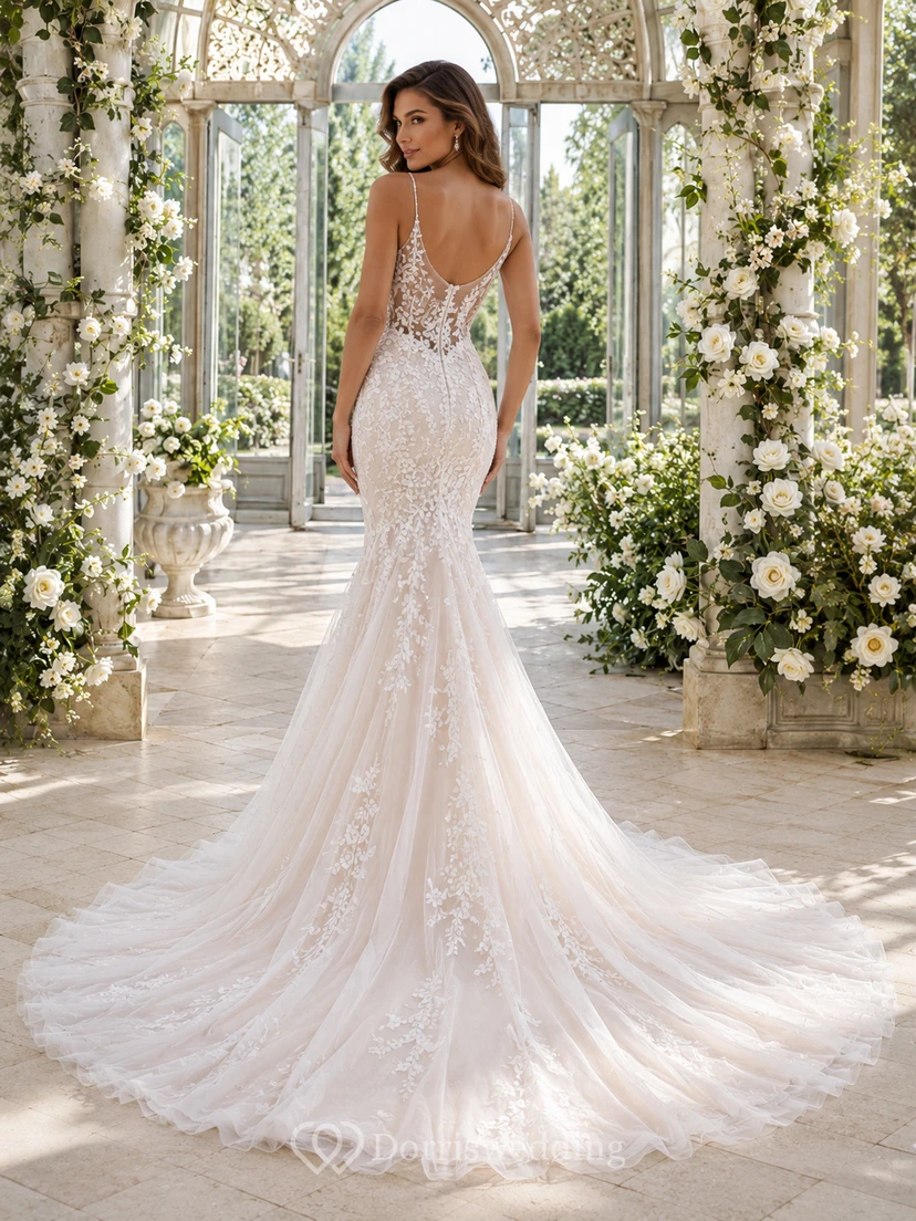 Robe de mariée sirène romantique en dentelle, décolleté en V profond, sans manches, ornée d'appliques chapelle et dos nu poli view 2