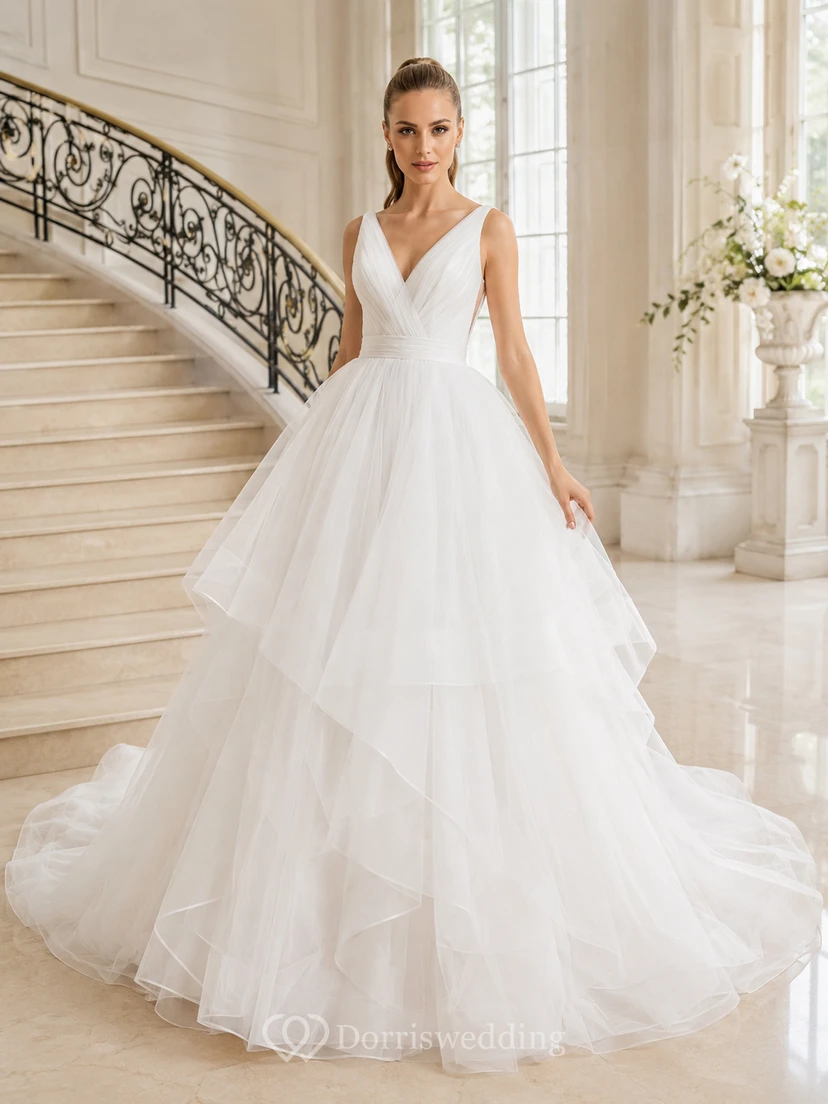 Robe de mariée romantique de style chapelle, ornée de bretelles en V et de volants en tulle à plusieurs niveaux.