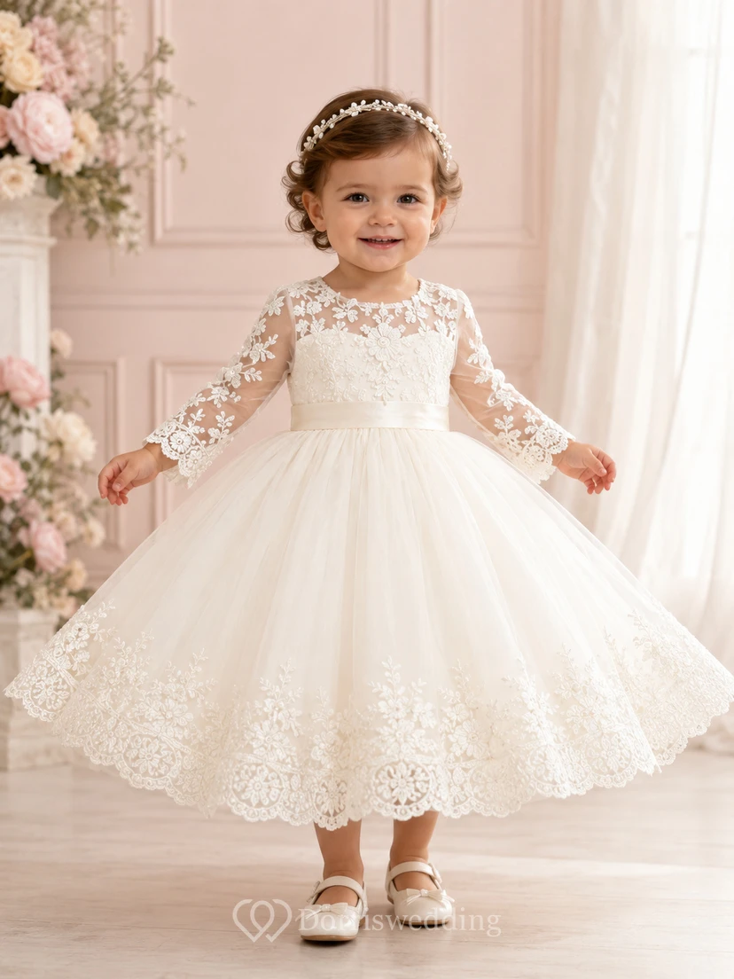 Taufkleid mit bestickten Spitzenärmeln, A-Linien-Schnitt und Muschelsaum – schlicht, romantisch, elegant, bezaubernd, aus Tüll