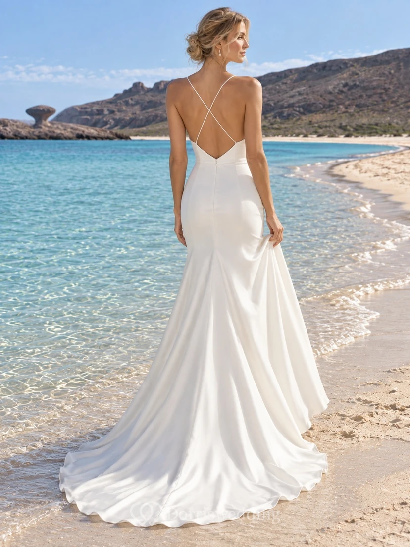 Sencillo vestido de novia de satén estilo sirena con escote redondo, tirantes finos y espalda cruzada. view 2