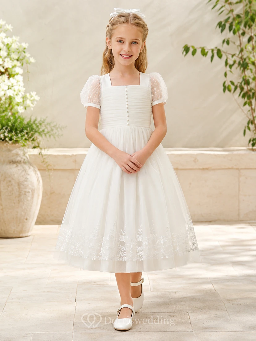 Robe de première communion petite taille en tulle et dentelle, col carré, manches bouffantes et encolure carrée