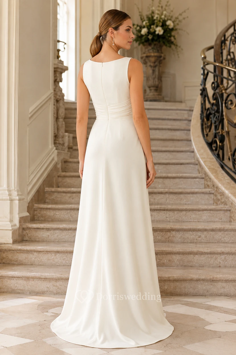Robe de mariée blanche grande taille, simple, à col bateau, drapé sur le côté et jupe longue. view 2