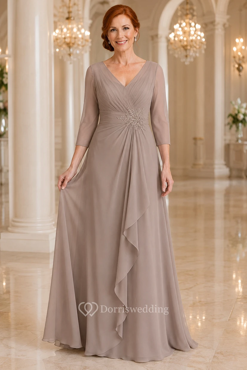 MOB-Kleid aus taupefarbenem Chiffon in A-Linie mit 3/4-Ärmeln, V-Ausschnitt und bodenlangen Rüschen.