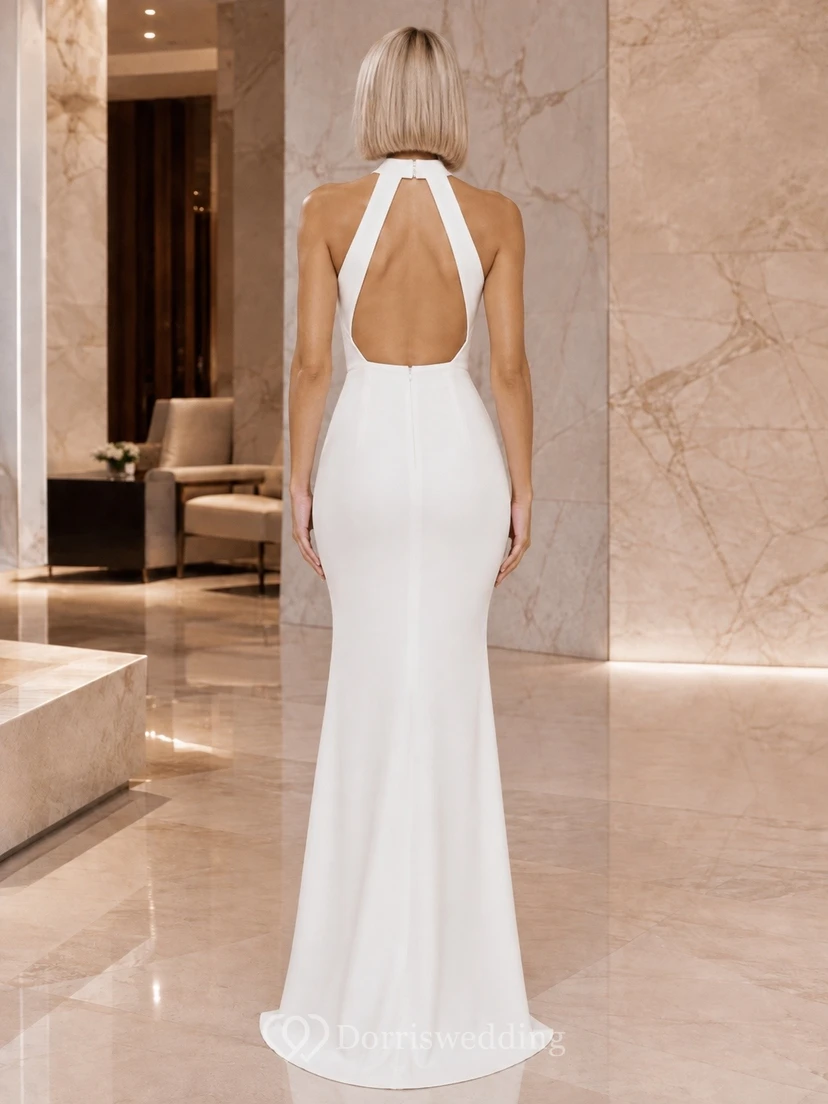 Vestido de noche largo sin espalda, sin mangas, de satén blanco con escote halter y escote halter. view 2