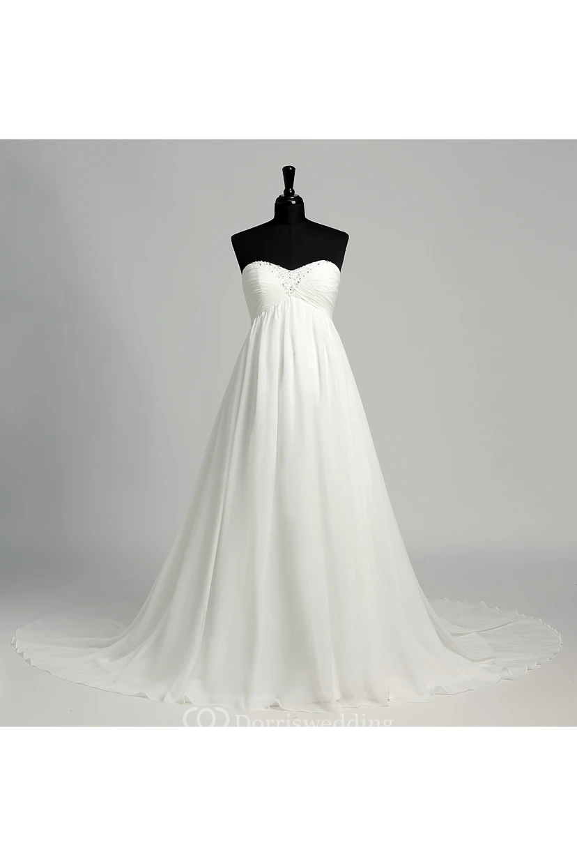 Robe de mariée en mousseline de soie, coupe trapèze, décolleté cœur sans manches, longueur au sol, avec traîne courte. view 3