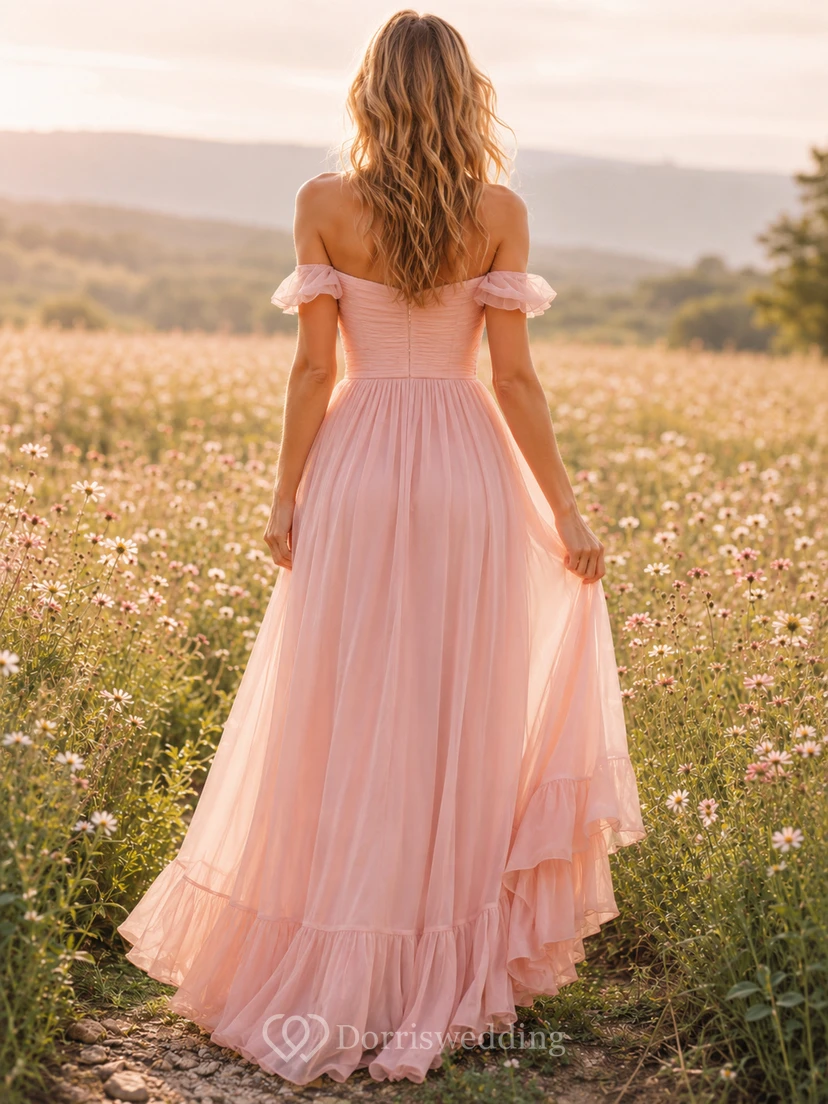 Vestido de retrato de gasa color rosa con hombros descubiertos y bajo con volantes view 2