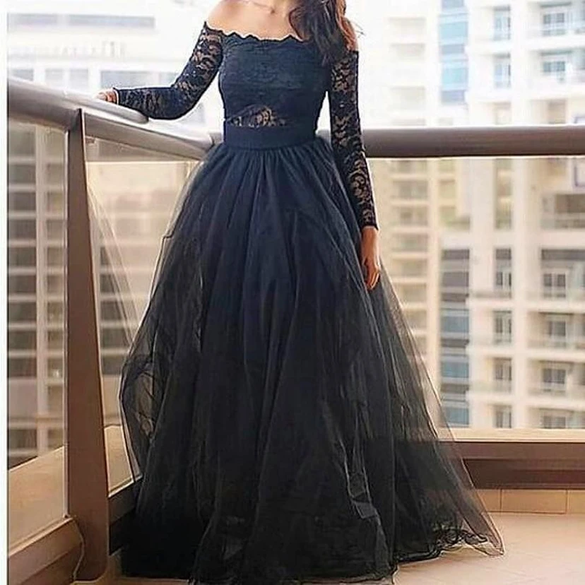Vestido de fiesta moderno negro con hombros descubiertos y mangas largas de encaje.