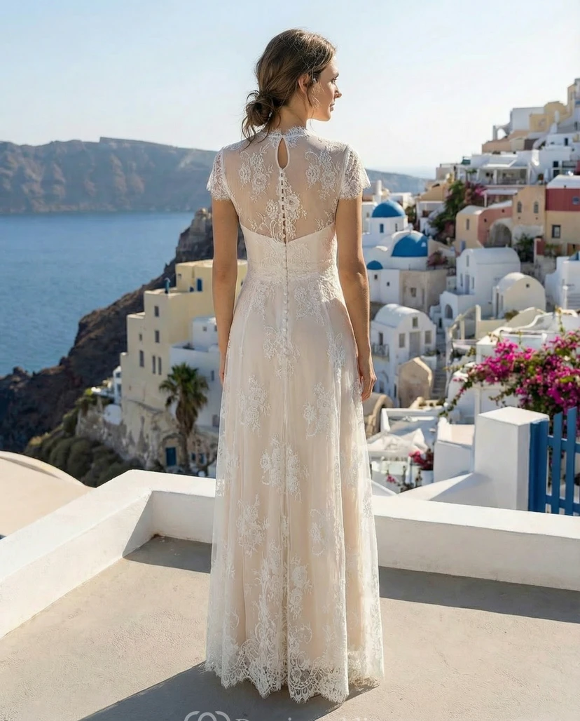 Vestido de novia de corte imperio con mangas cortas y espalda abotonada transparente. view 2