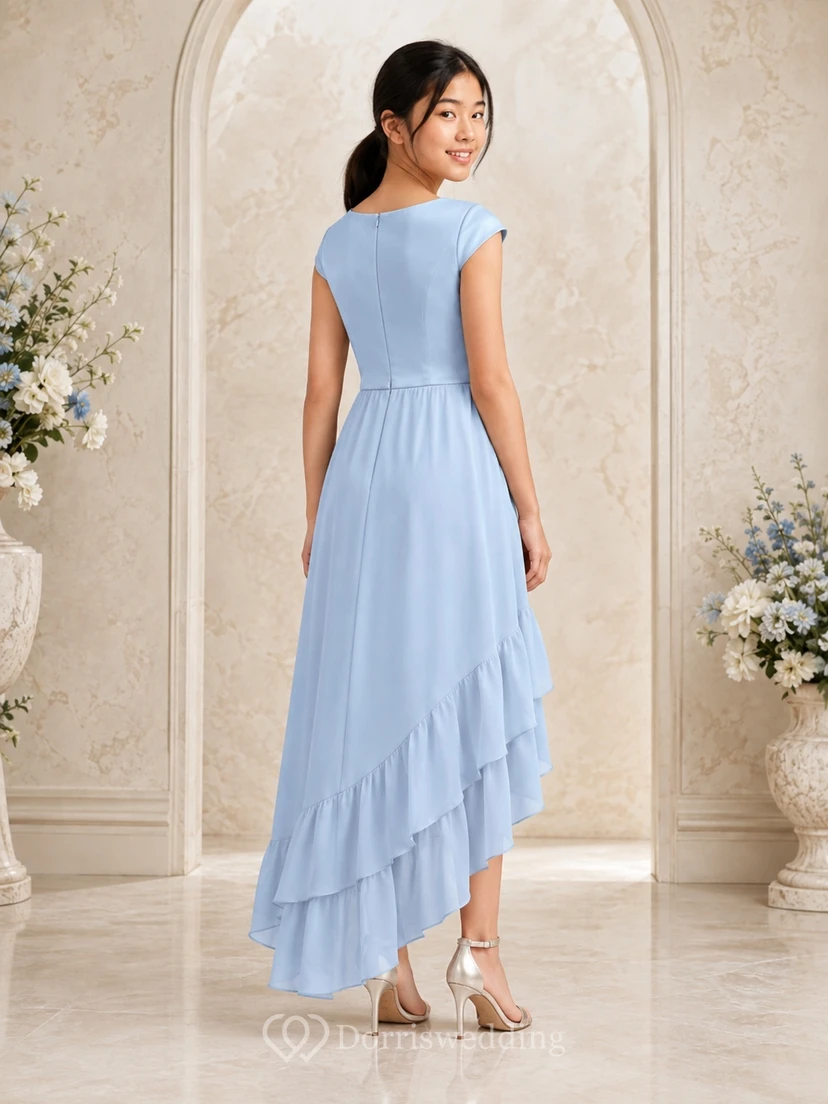 Vestido de dama de honor juvenil azul cielo, corte en A, estilo joya, manga corta, corte asimétrico, gasa, volantes, romántico. view 2