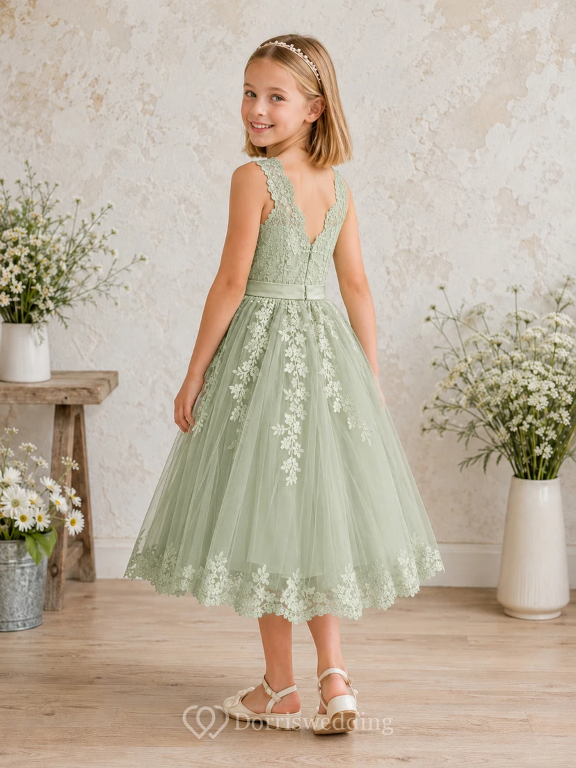 Salbeigrünes, teelanges A-Linien-Kleid aus Tüllspitze mit Muschelkanten, V-Ausschnitt und floralen Applikationen für Blumenmädchen view 2