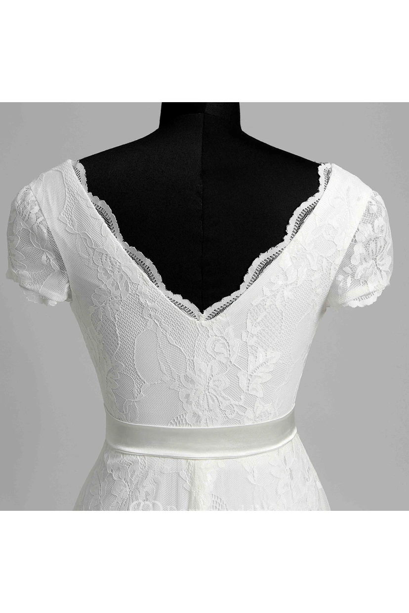 Robe de mariée en dentelle, coupe trapèze, décolleté en V festonné, manches courtes illusion, longueur au sol view 16