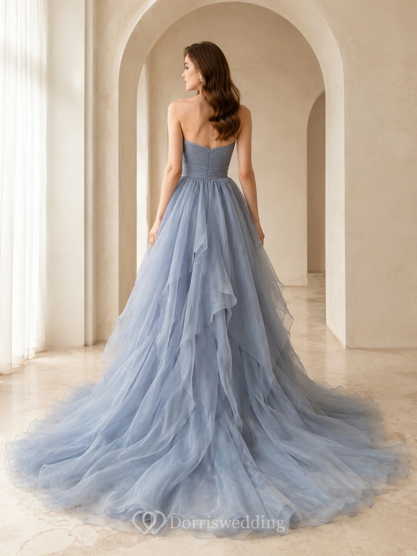 Robe de mariée bleu poudré sans bretelles en tulle à volants asymétrique et trapèze view 2
