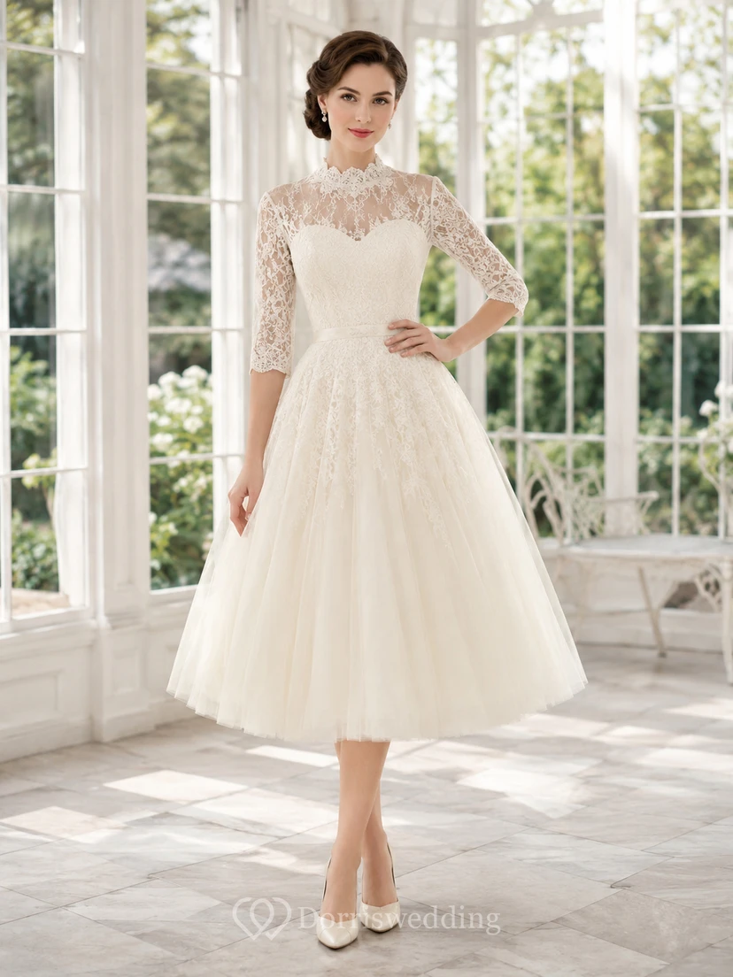 Robe de mariée des années 1950, style modeste, col montant, manches trois-quarts en dentelle illusion, coupe trapèze, longueur thé, en tulle.