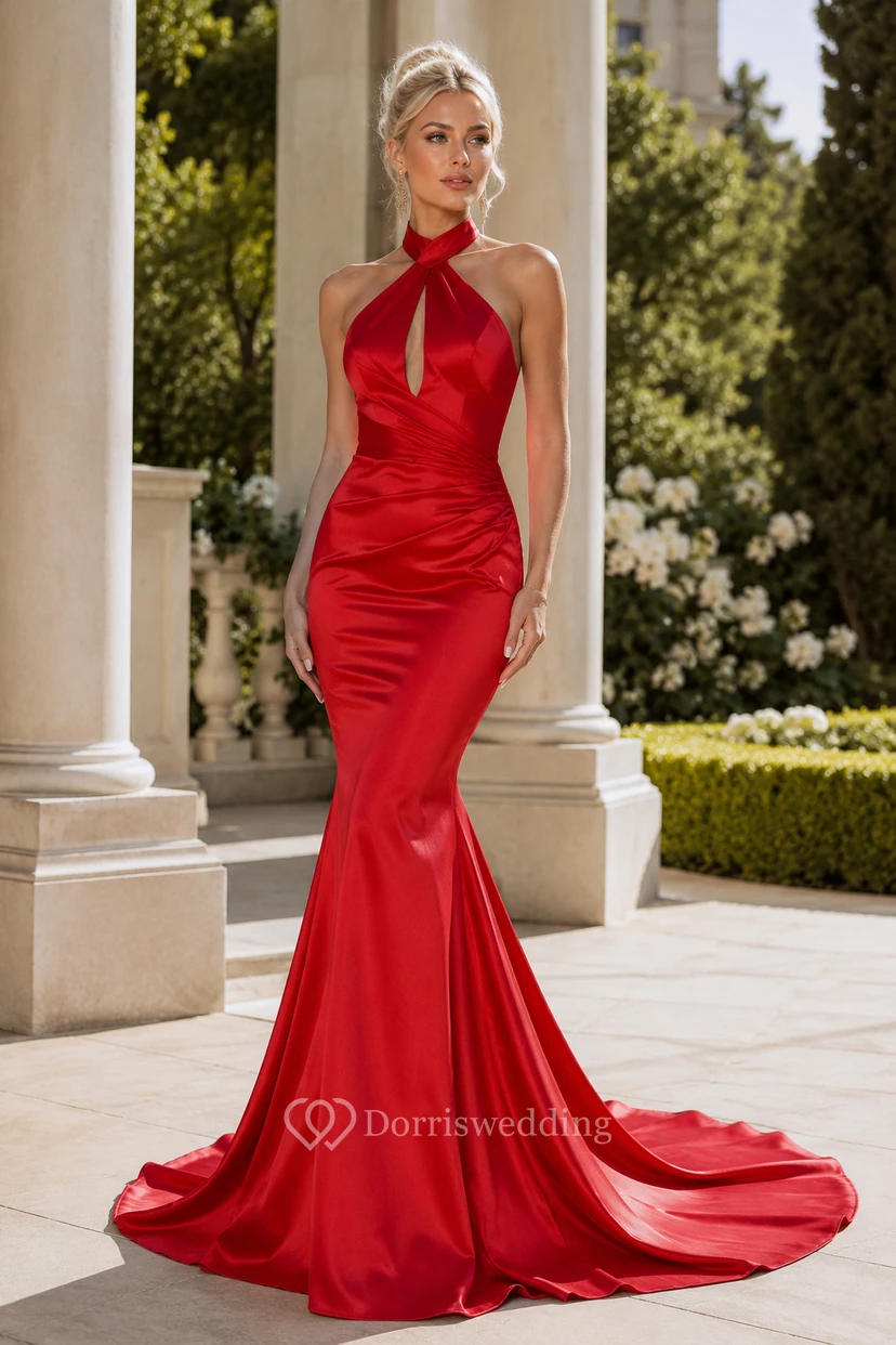 Vestido de fiesta rojo de satén estilo sirena con escote halter, sin mangas y cola larga drapeada.