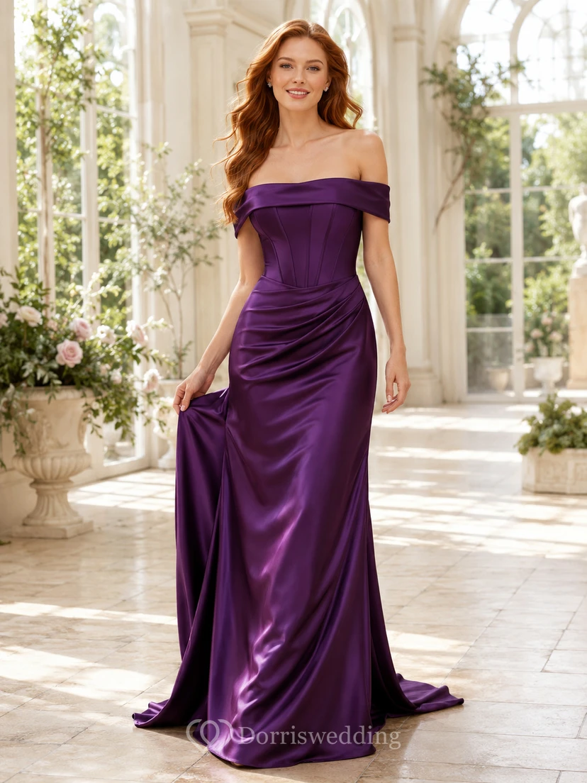 Robe de mariée fourreau en satin froncé à épaules dénudées et traîne, couleur raisin