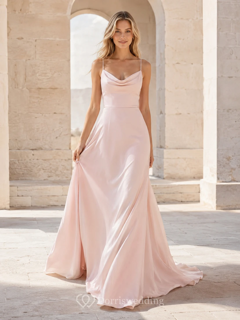 Robe de mariée fourreau en satin rose poudré, dos nu, bretelles spaghetti et col bénitier