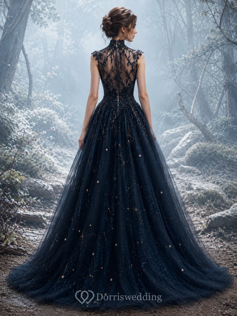 Schwarzes gotisches Pailletten-Ballkleid mit hohem Kragen, Spitze und Kathedralenschleppe view 2