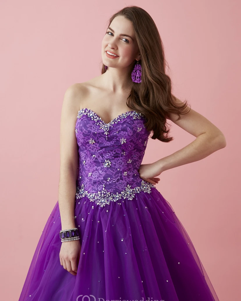 Langes, ärmelloses Ballkleid aus Tüll mit herzförmigem Dekolleté, Schnürung, Spitze und Perlen view 3