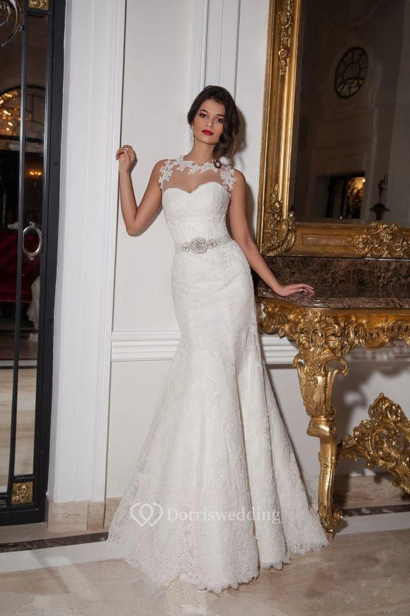 Vestido de novia de sirena sin mangas con efecto ilusión y apliques de encaje.