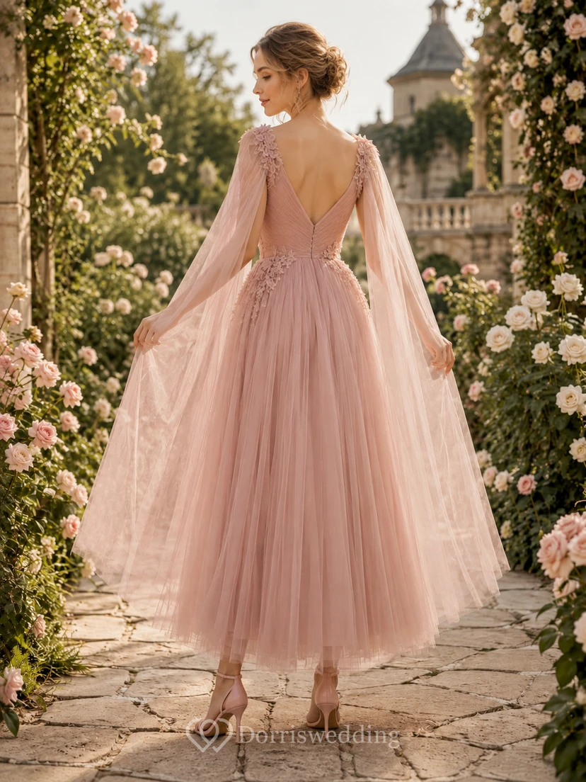 Robe de conte de fées rose poudré à col V long et cape en tulle, coupe trapèze, col A, col en V view 2