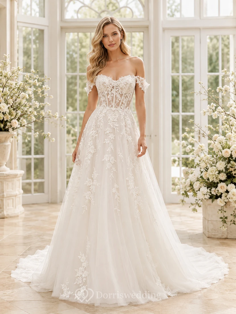 Robe de mariée en dentelle raffinée et tulle, épaules dénudées, manches courtes, coupe trapèze, traîne chapelle, applications florales, fermeture éclair au dos