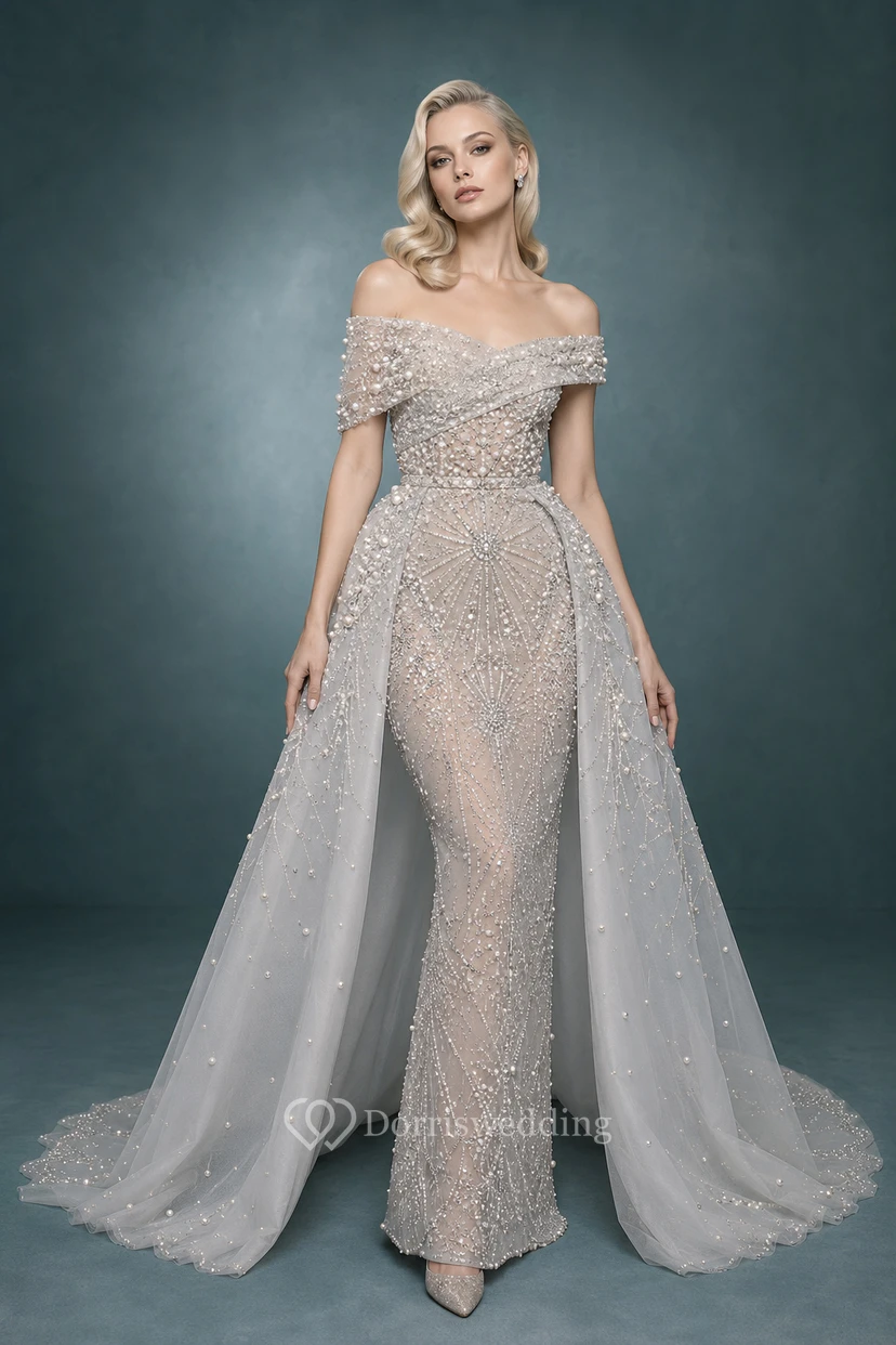 Silbernes, schulterfreies, perlenbesetztes Abendkleid mit Tüllcape-Überrock