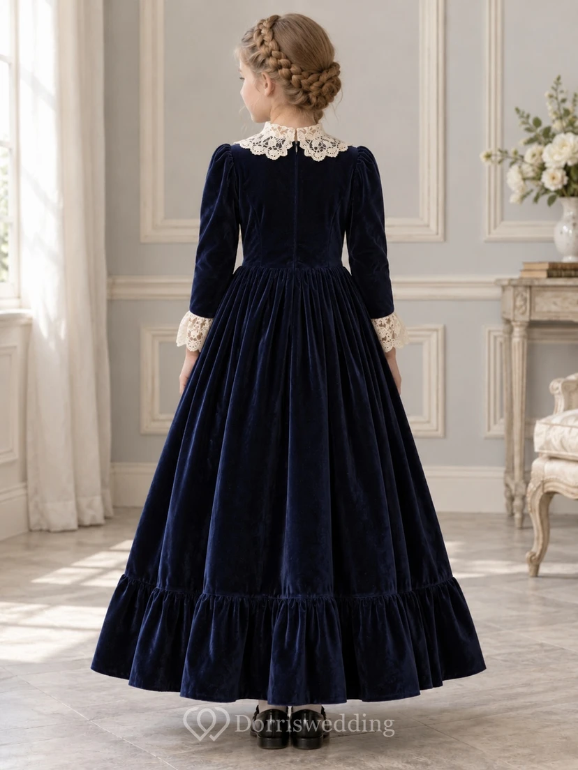 Viktorianisches dunkelblaues Samtkleid mit langen Ärmeln, Spitzenkragen und Knöpfen, Blumenmädchenkleid view 2