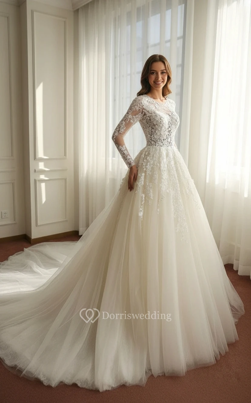 Robe de bal longue à manches longues effet illusion royale - Robe de mariée en tulle ornée d'appliqués de dentelle et traîne cathédrale view 5