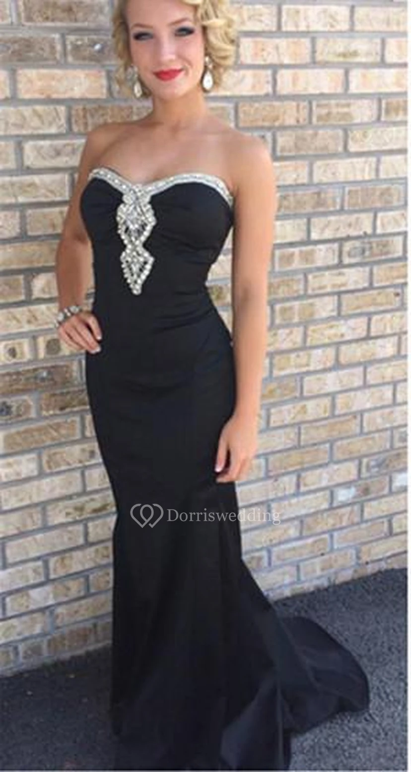 Vestido de fiesta negro sexy de sirena con abalorios, cola larga y sin mangas.