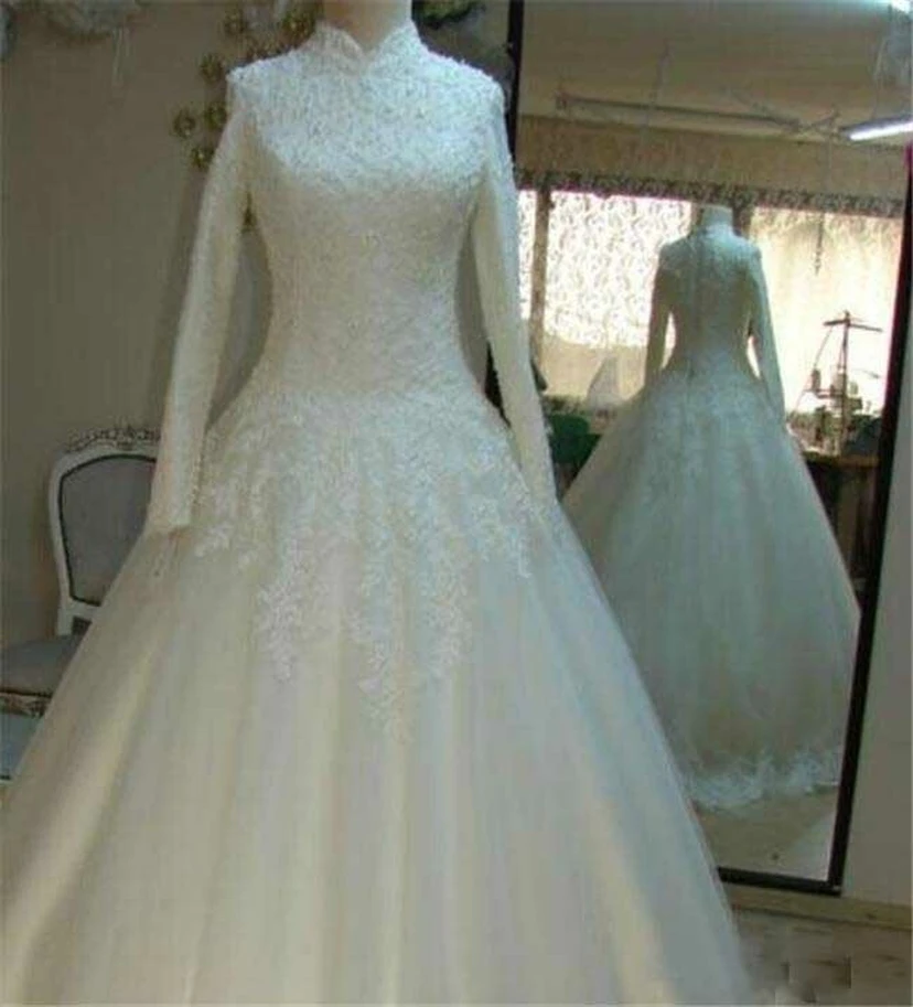 Robes de mariée princesse vintage en dentelle perlée à col montant et manches longues view 7