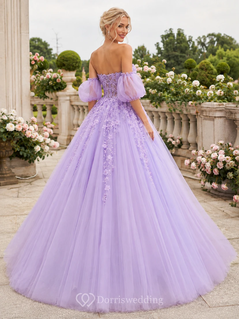 Vestido de quinceañera largo hasta el suelo, sin tirantes, con escote corazón, sin mangas, de tul, con apliques de encaje, volantes en cascada y espalda descubierta, color lavanda. view 2