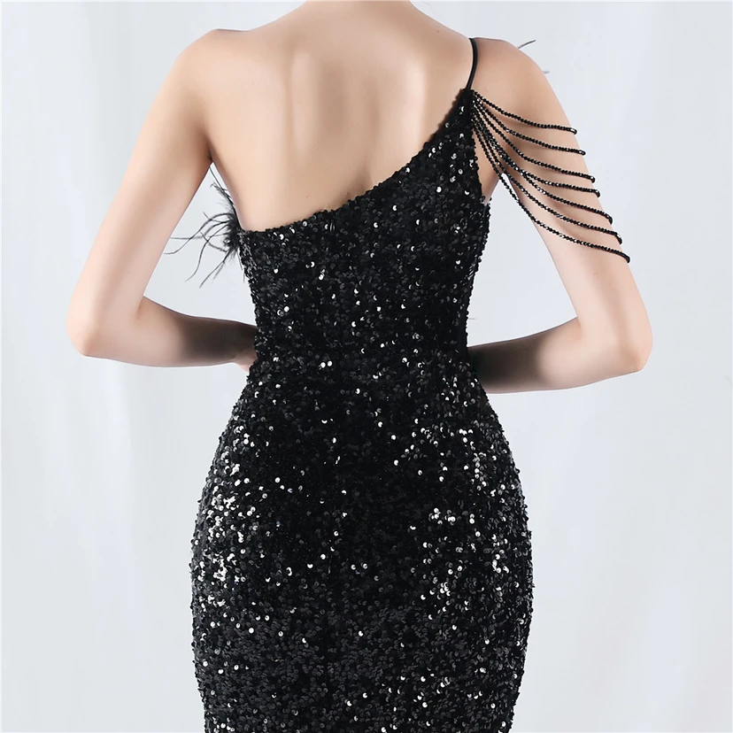 Robe de soirée longue à une épaule, ornée de plumes d'autruche, de perles et de sequins, avec col asymétrique et fente haute. view 17
