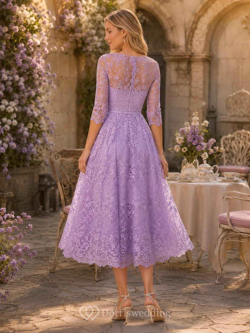 Vestido de fiesta romántico de encaje, largo hasta la rodilla, cuello alto y manga larga, color lavanda. view 2